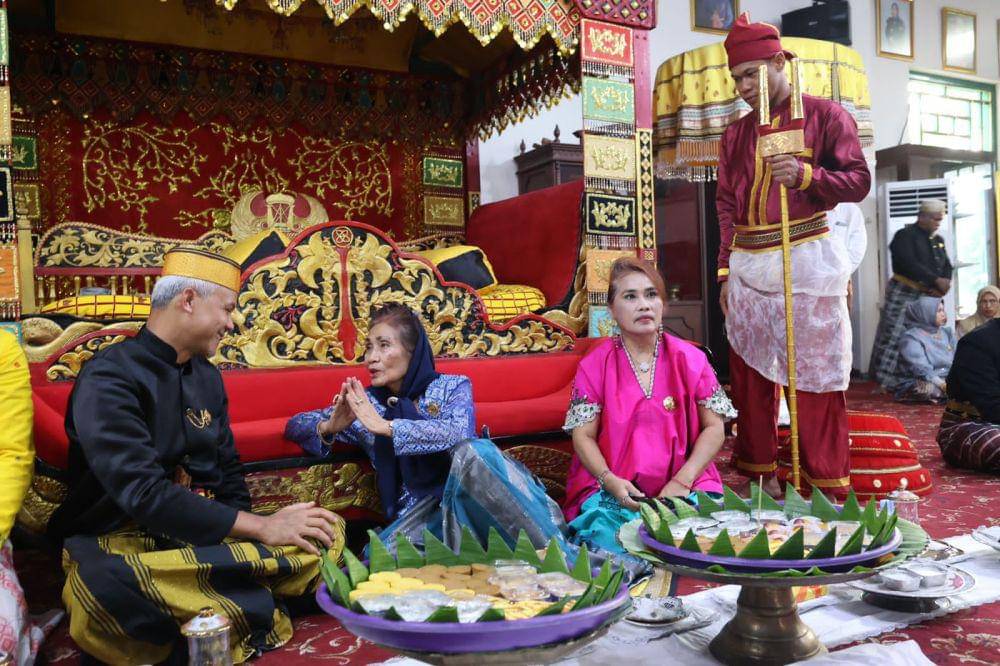 Ganjar Pranowo berkunjung ke Istana Kedatuan Luwu di Kota Palopo, Sulawesi Selatan (Sulsel), pada Sabtu (25/11/2023) (IDN Times/Istimewa)