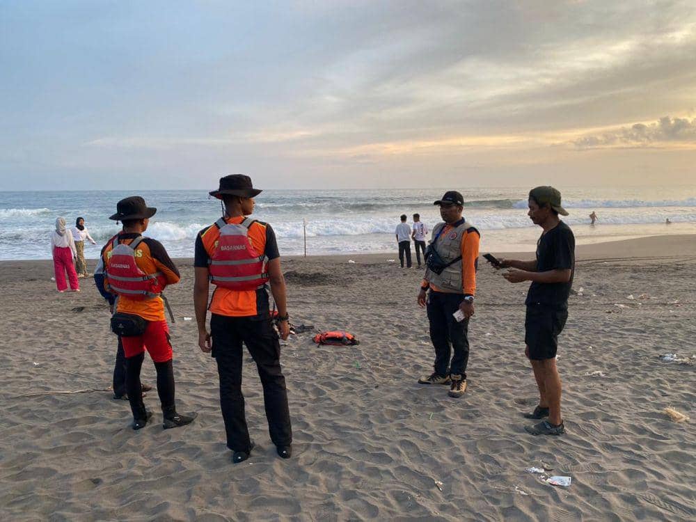 Sejumlah personel SAR gabungan tampak mengamati kondisi deburan ombak Pantai Setrojenar untuk melacak keberadaan satu pelajar yang masih hilang. (IDN Times/Dok Humas Basarnas Cilacap)