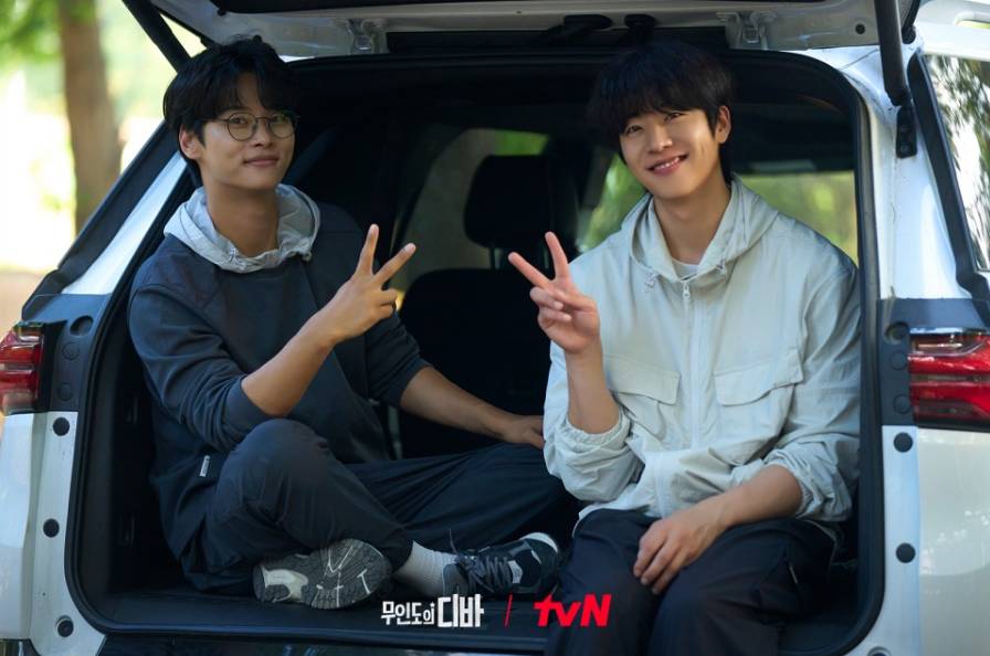 Cha Hak Yeon dan Chae Jong Hyeop di drama Castaway Diva (Dok. tvN/Castaway Diva)