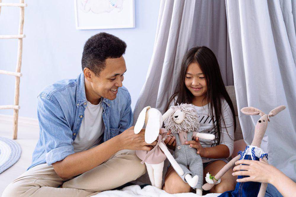 ilustrasi bermain boneka (pexels.com/Antoni Shkraba)