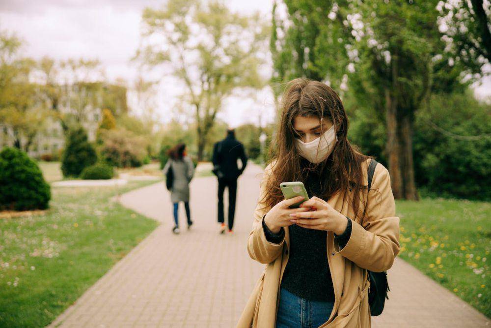 ilustrasi menggunakan smartphone (pexels.com/Maksim Goncharenok)