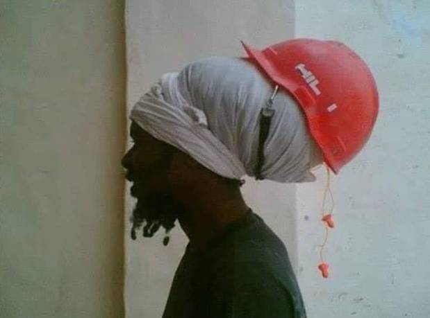 potret helm proyek kocak (reddit.com/dillypicklr)