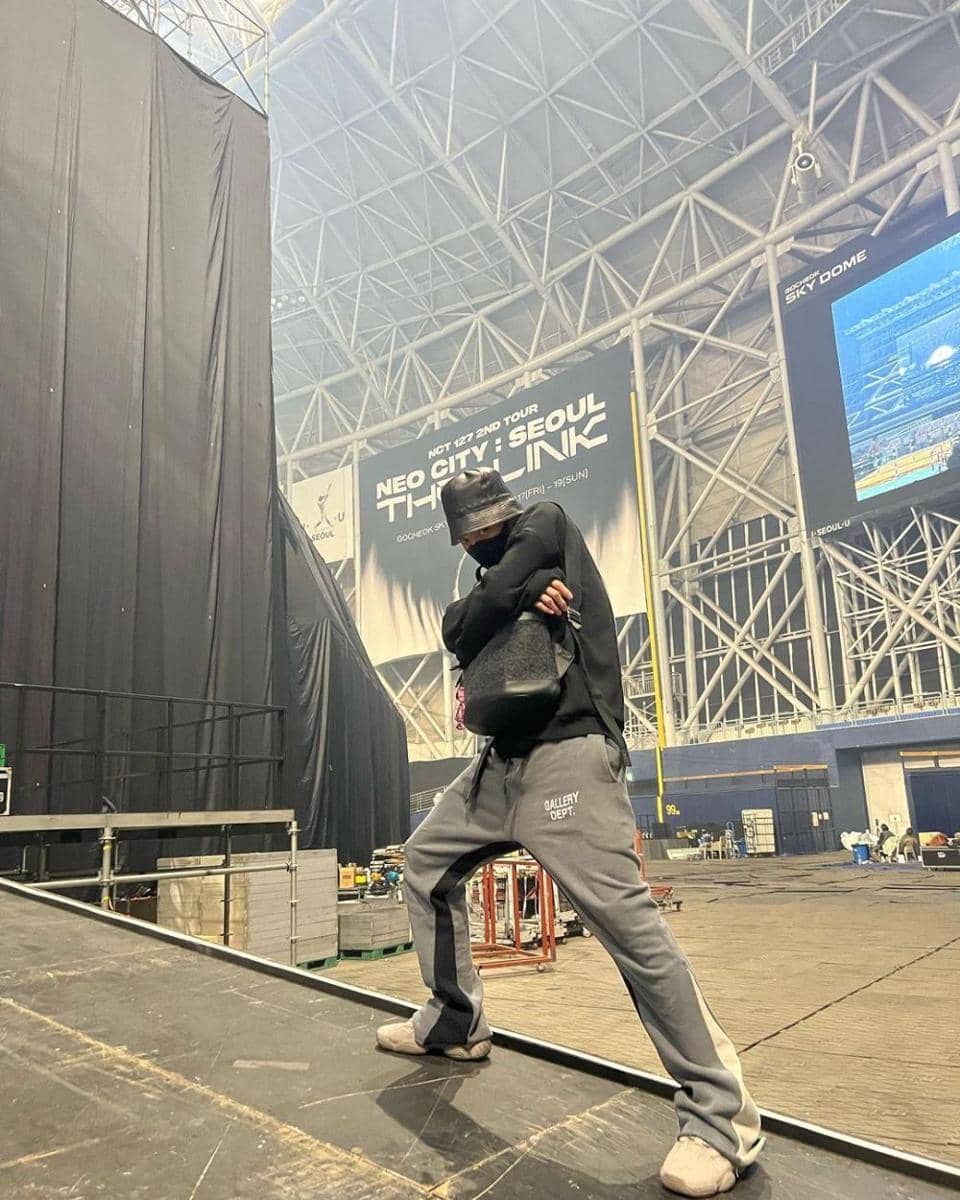 padu padan outfit pakai celana oversize ala Taeyong NCT (instagram.com/taeoxo_nct)