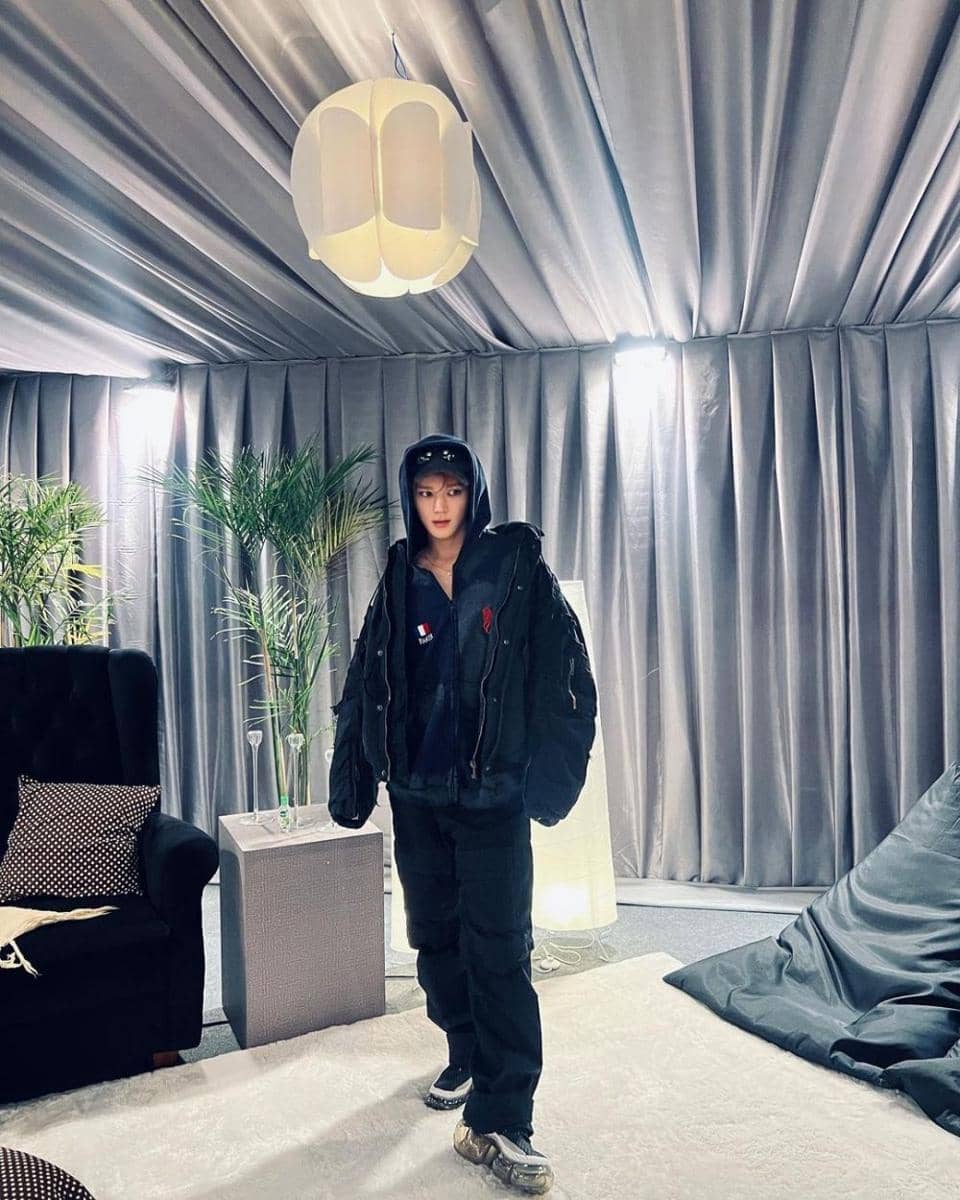 padu padan outfit pakai celana oversize ala Taeyong NCT (instagram.com/taeoxo_nct)