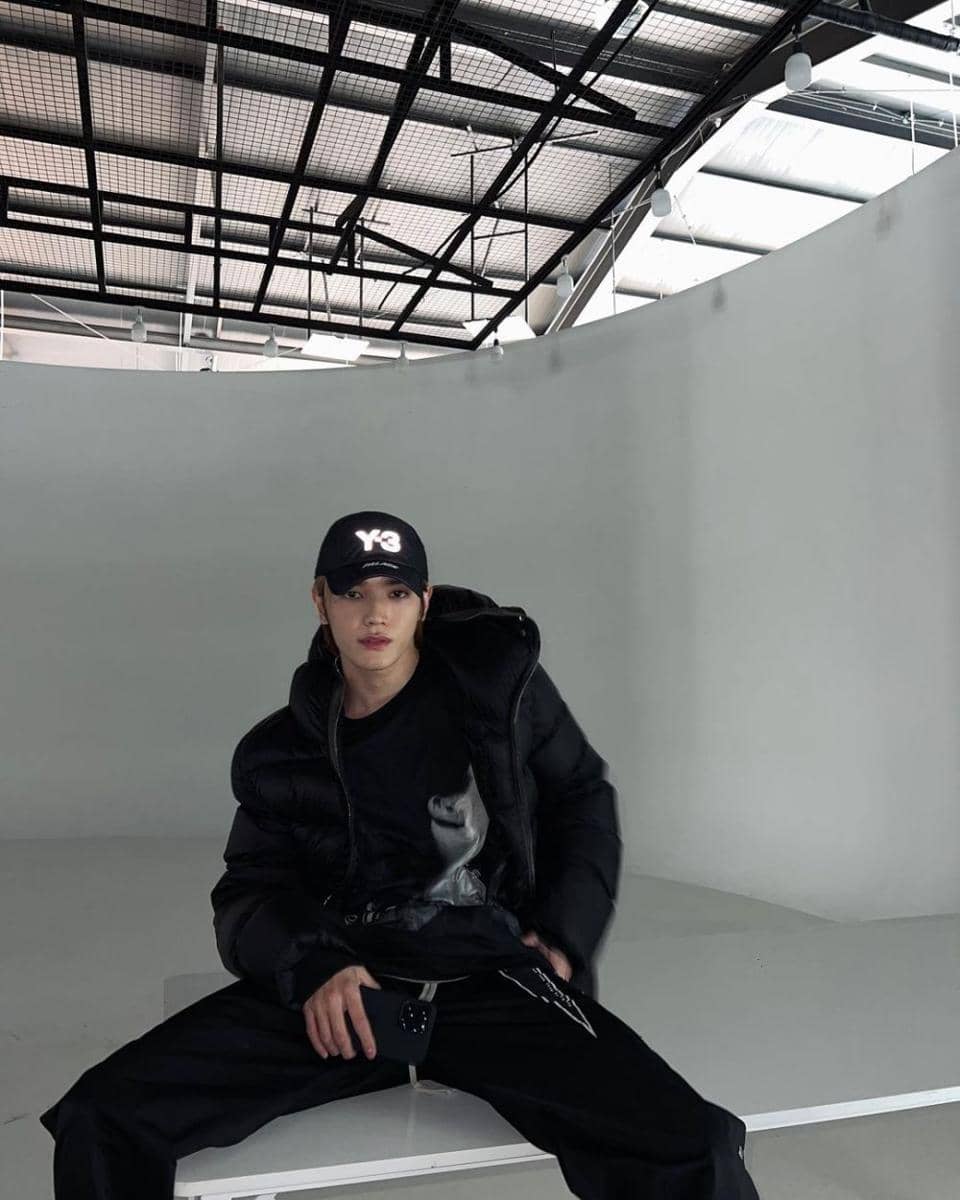 padu padan outfit pakai celana oversize ala Taeyong NCT (instagram.com/taeoxo_nct)