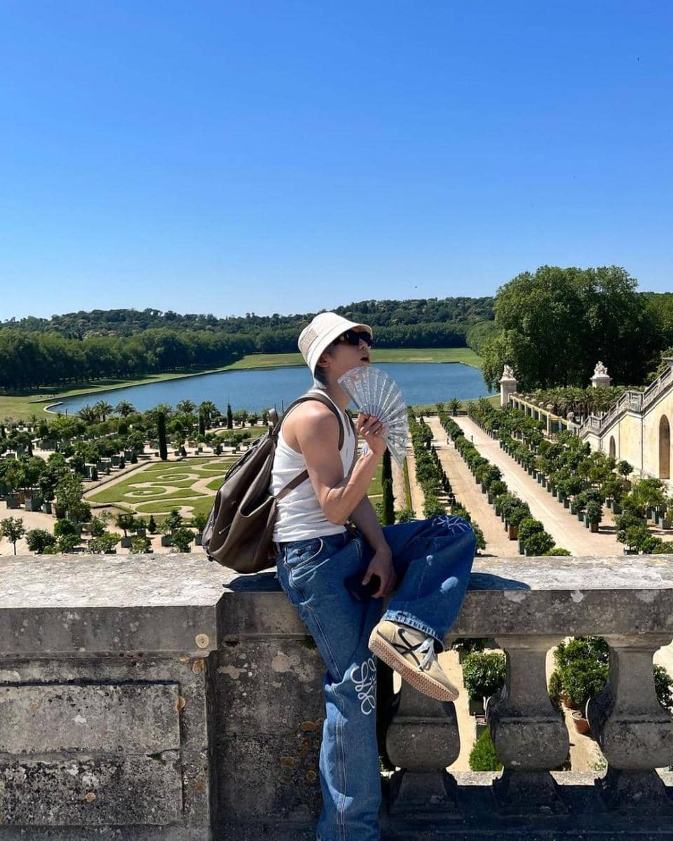 padu padan outfit pakai celana oversize ala Taeyong NCT (instagram.com/taeoxo_nct)