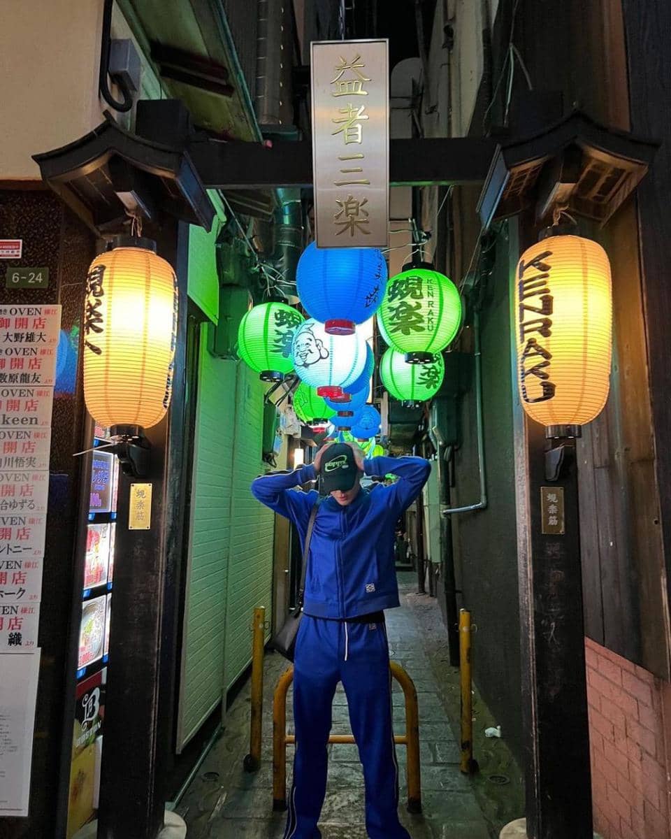 padu padan outfit pakai celana oversize ala Taeyong NCT (instagram.com/taeoxo_nct)