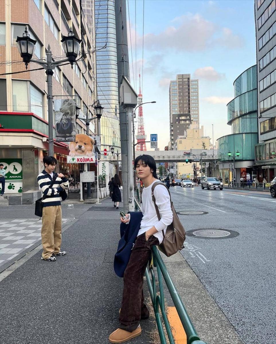 padu padan outfit pakai celana oversize ala Taeyong NCT (instagram.com/taeoxo_nct)