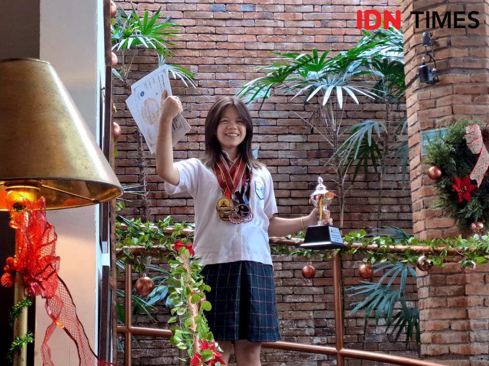Claire, Siswi SMP Surabaya yang Bergelimang Medali