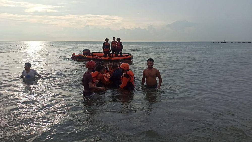 Tim Basarnas Makassar mengevakuasi jenazah bocah korban tenggelam di Pantai Biru, Tanjung Merdeka, Minggu (27/11/2023)/Basarnas Makassar