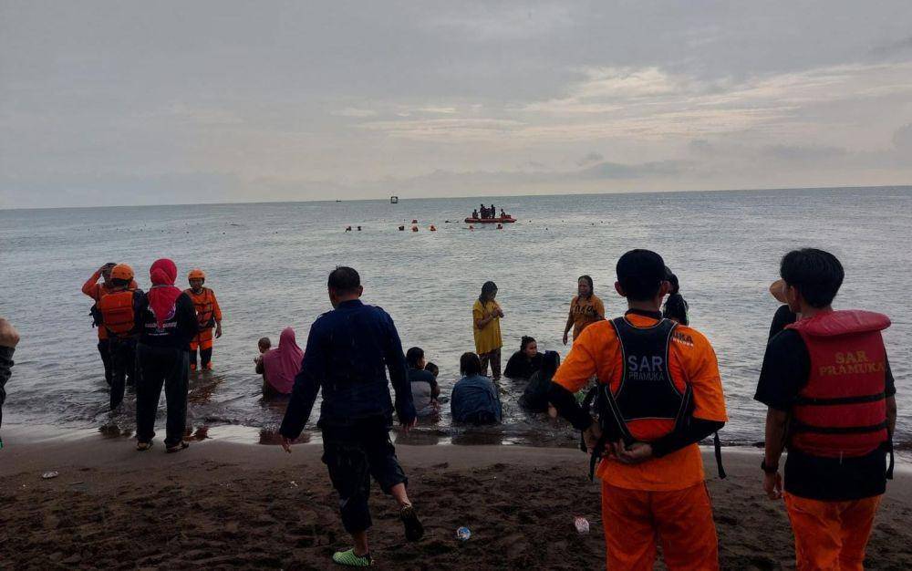 Tim Basarnas Makassar mengevakuasi jenazah bocah korban tenggelam di Pantai Biru, Tanjung Merdeka, Minggu (27/11/2023)/Basarnas Makassar