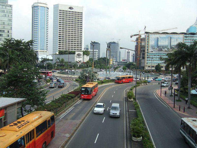 ilustrasi pemandangan Jakarta di siang hari (flickr.com/bernard_in_va)