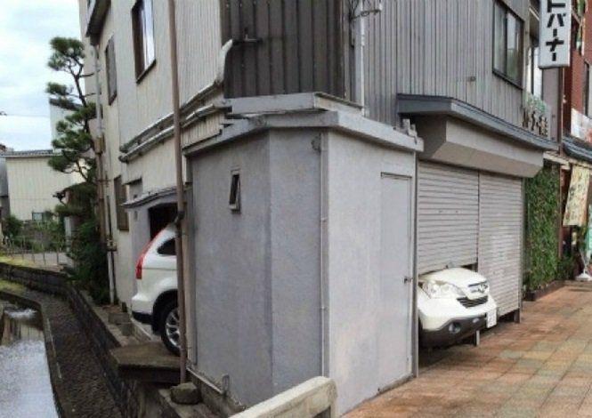 9 Garasi dengan Desain Nyeleneh, Bentuknya Gak Ada yang Beres