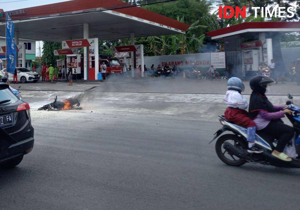 Satu unit sepeda motor terbakar di pintu keluar SPBU Jalan Monjali, Sinduadi, Mlati, Senin (27/11/2023). (IDN Times/Herlambang Jati Kusumo)