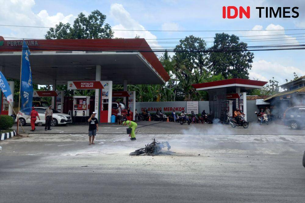 Satu unit sepeda motor terbakar di pintu keluar SPBU Jalan Monjali, Sinduadi, Mlati, Senin (27/11/2023). (IDN Times/Herlambang Jati Kusumo)