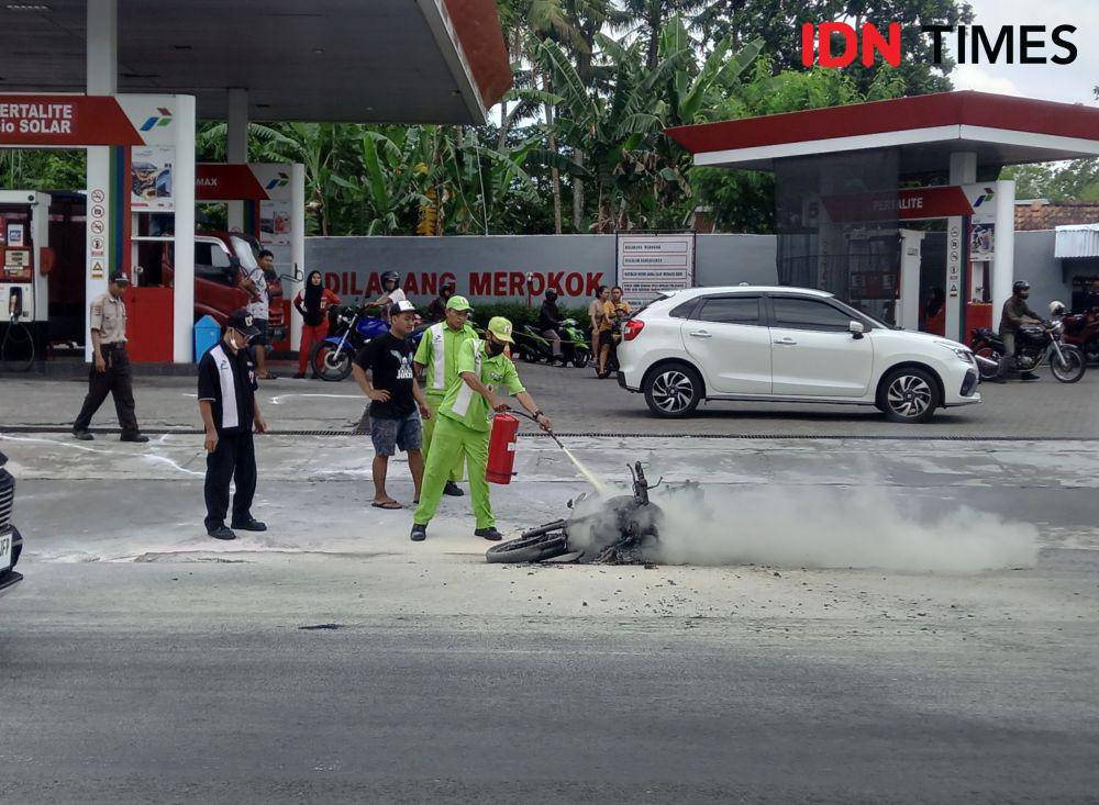 Satu unit sepeda motor terbakar di pintu keluar SPBU Jalan Monjali, Sinduadi, Mlati, Senin (27/11/2023). (IDN Times/Herlambang Jati Kusumo)