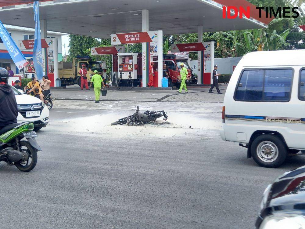 Satu unit sepeda motor terbakar di pintu keluar SPBU Jalan Monjali, Sinduadi, Mlati, Senin (27/11/2023). (IDN Times/Herlambang Jati Kusumo)