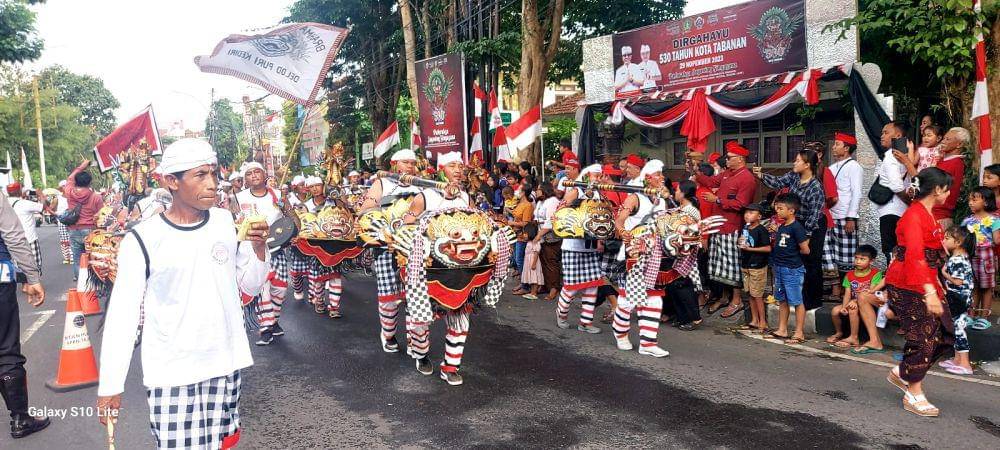 Parade budaya di Tabanan, Senin (27/11/2023) (IDNTimes/Wira Sanjiwani)