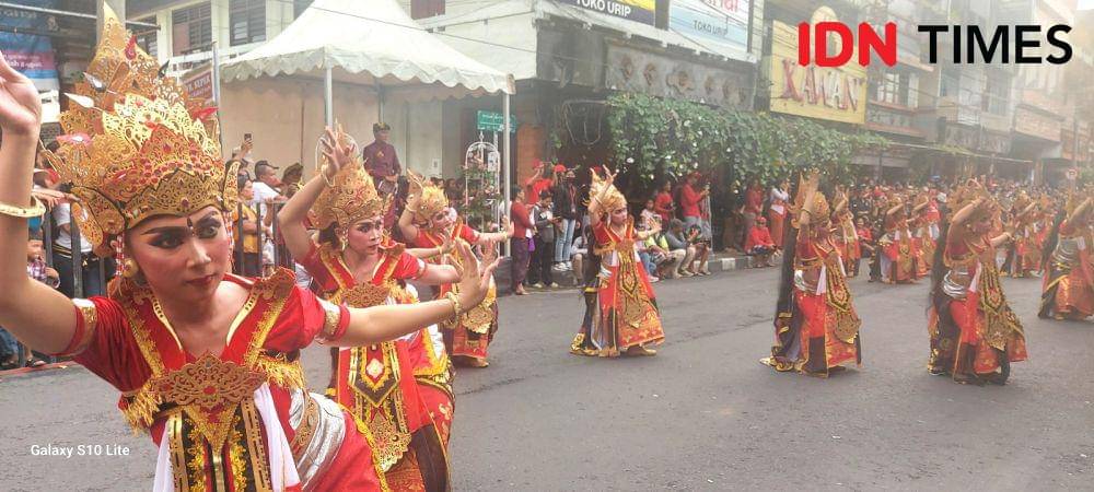 Parade budaya di Tabanan, Senin (27/11/2023) (IDNTimes/Wira Sanjiwani)