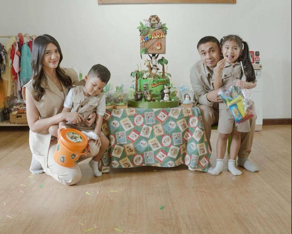 potret keluarga Raditya Dika (instagram.com/anissaaziza)