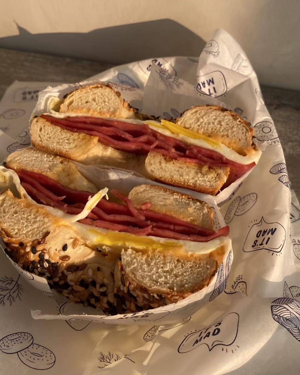 potret menu smoked beef and egg bagel di Mad Bagel (instagram.com/teu.wareg)