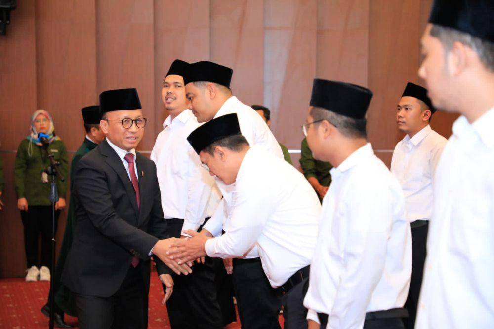 Sekjen Kemnaker Anwar Sanusi menyalami PPPK yang dilantik di Jakarta, Senin (27/11/2023). (Dok. Kemnaker)