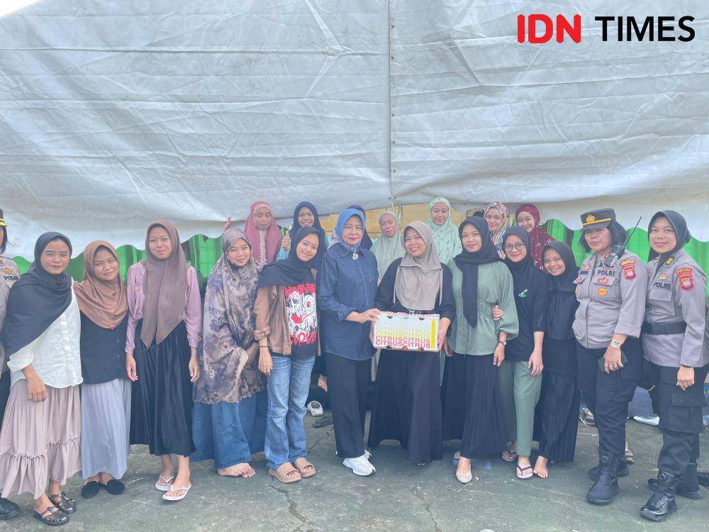 Pj Ketua TP PKK Kalbar, Windy Prihastari juga memberikan bingkisan kepada kader HMI. (IDN Times/Teri).