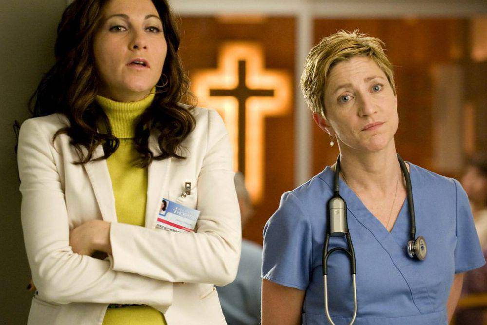 Edie Falco (kanan) dalam serial Nurse Jackie (dok. Showtime/Nurse Jackie)
