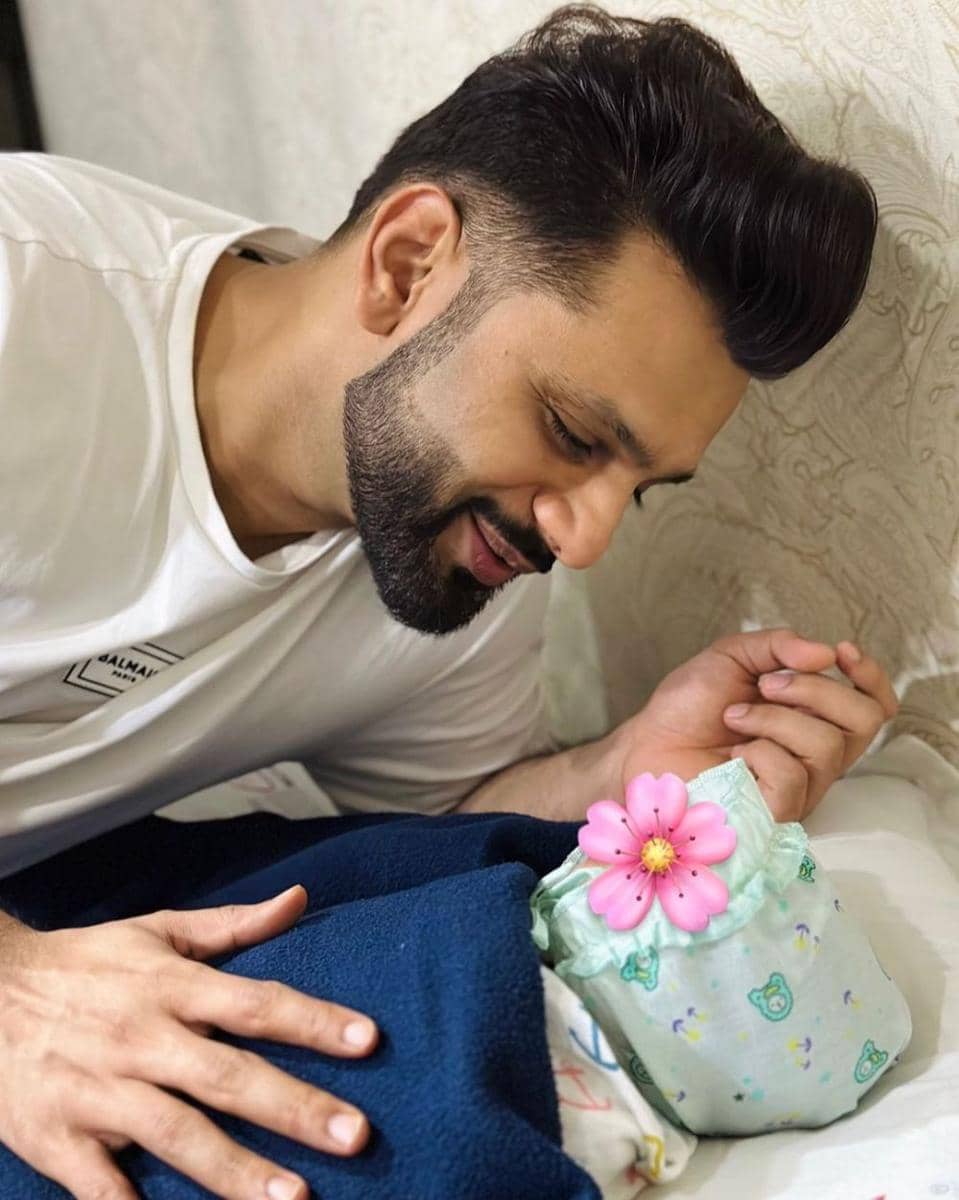 Rahul Vaidya dan putrinya (instagram.com/dishaparmar)