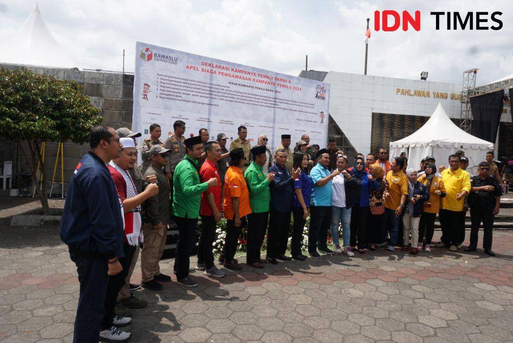 Deklarasi Kampanye Pemilu Damai dan Apel Siaga Pengawasan Kampanye Pemilu 2024, di Monumen Jogja Kembali, Senin (27/11/2023). (IDN Times/Herlambang Jati Kusumo)