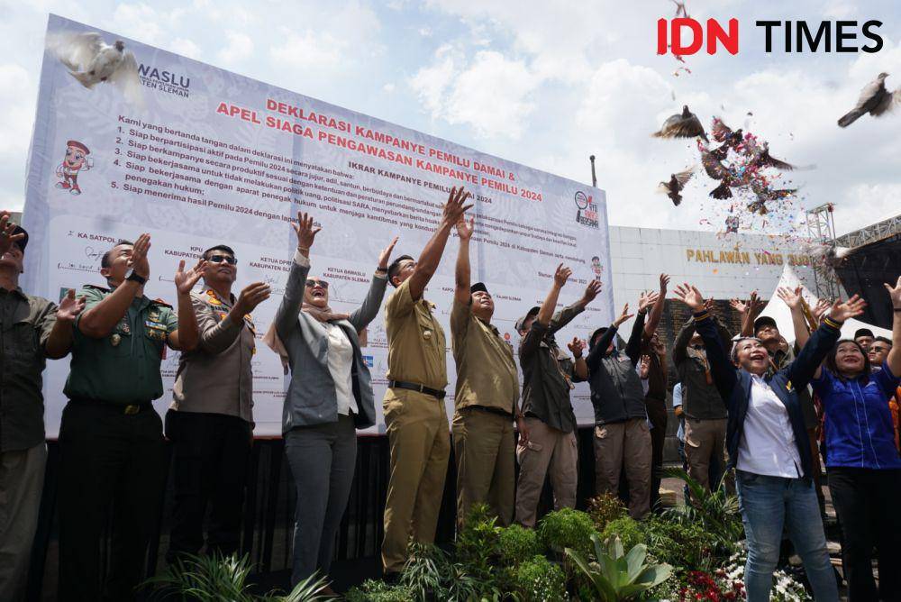 Deklarasi Kampanye Pemilu Damai dan Apel Siaga Pengawasan Kampanye Pemilu 2024, di Monumen Jogja Kembali, Senin (27/11/2023). (IDN Times/Herlambang Jati Kusumo)