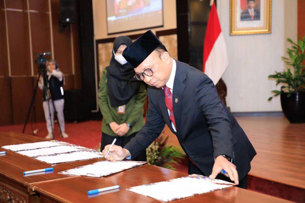Sekjen Kemnaker Anwar Sanusi menandatangani dokumen pelantikan PPPK. (Dok. Kemnaker)