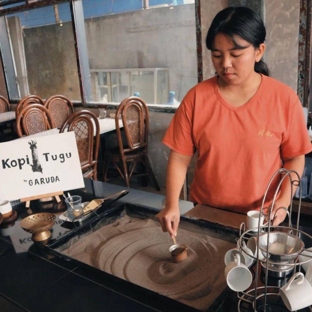 Kopi pasir yang bisa dirasakan di kopi Tugu Berastagi (instagram.com/_azsabila)