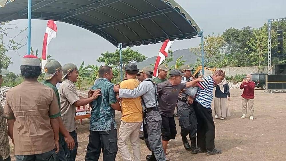 Warga mengamuk di TPS 001 desa Pragak Kecamatan Parang Kabupaten Magetan akibat proses pemungutan suara lama/ IDN Times/ Riyanto
