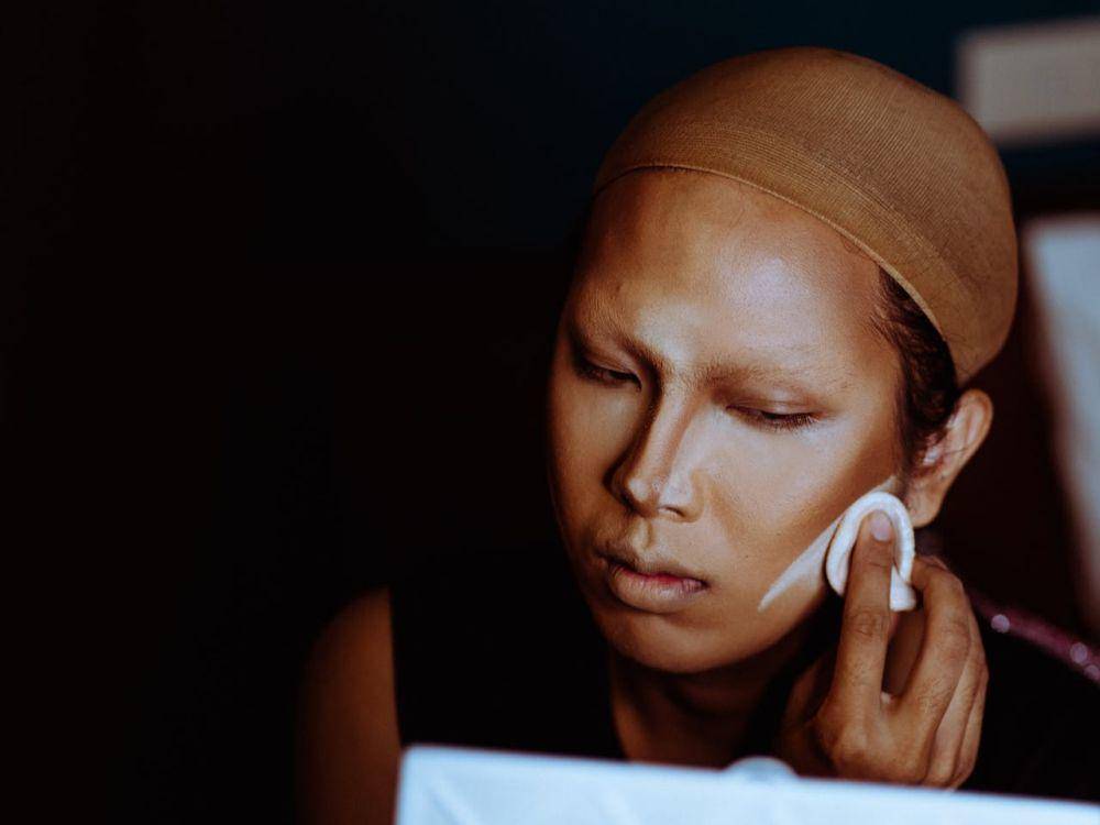 memakai makeup di area tulang pipi (pexels.com/Kamaji Ogino)
