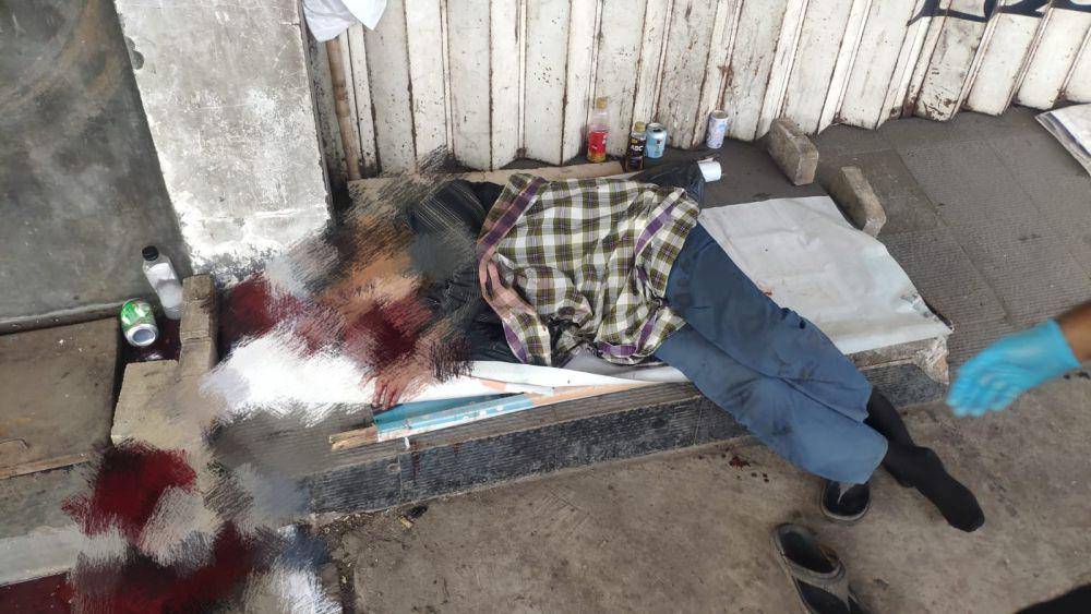 Penemuan mayat bersimbah darah di depan dealer Yamaha Gadang. (Dok. Humas Polresta Malang Kota)