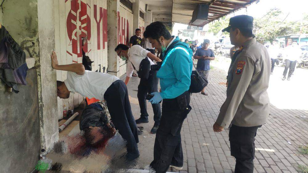 Penemuan mayat bersimbah darah di depan dealer Yamaha Gadang. (Dok. Humas Polresta Malang Kota)