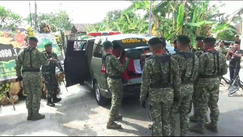 Jenazah Praka DB tiba di rumah duka di Desa Tegalarum Kecamatan Bendo Kabupaten Magetan/ IDN Times/ Riyanto