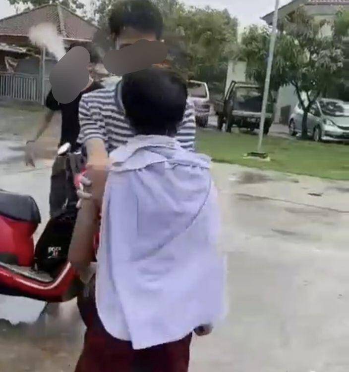 Tangkapan layar video viral siswa SD dibully siswa SMA di Bekasi.