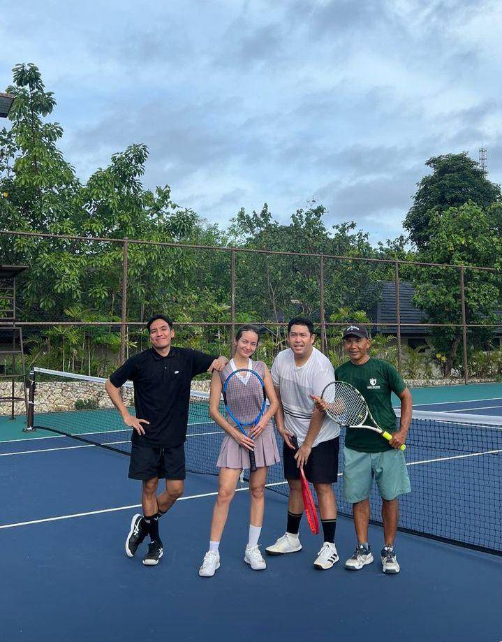 potret Enzy Storia main tenis di Bali bareng bestie (instagram.com/enzystoria)