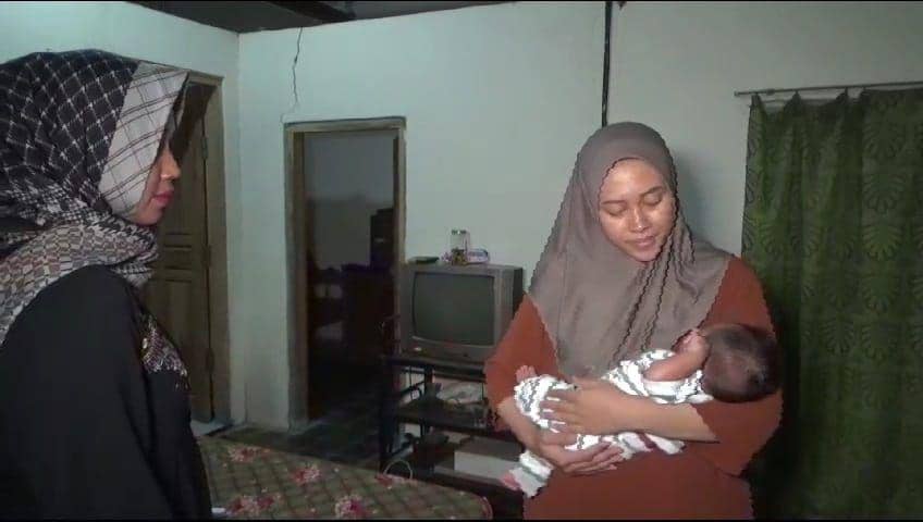 Dita Kurnia Putri (27) istri almarhum Praka Dwi Bakti Probo Siniwoko di Desa Tegalarum Kecamatan Bendo Kabupaten Magetan Jawa Timur/ IND Times/ Riyanto