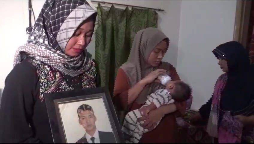 Dita Kurnia Putri (27) istri almarhum Praka Dwi Bakti Probo Siniwoko di Desa Tegalarum Kecamatan Bendo Kabupaten Magetan Jawa Timur/ IND Times/ Riyanto