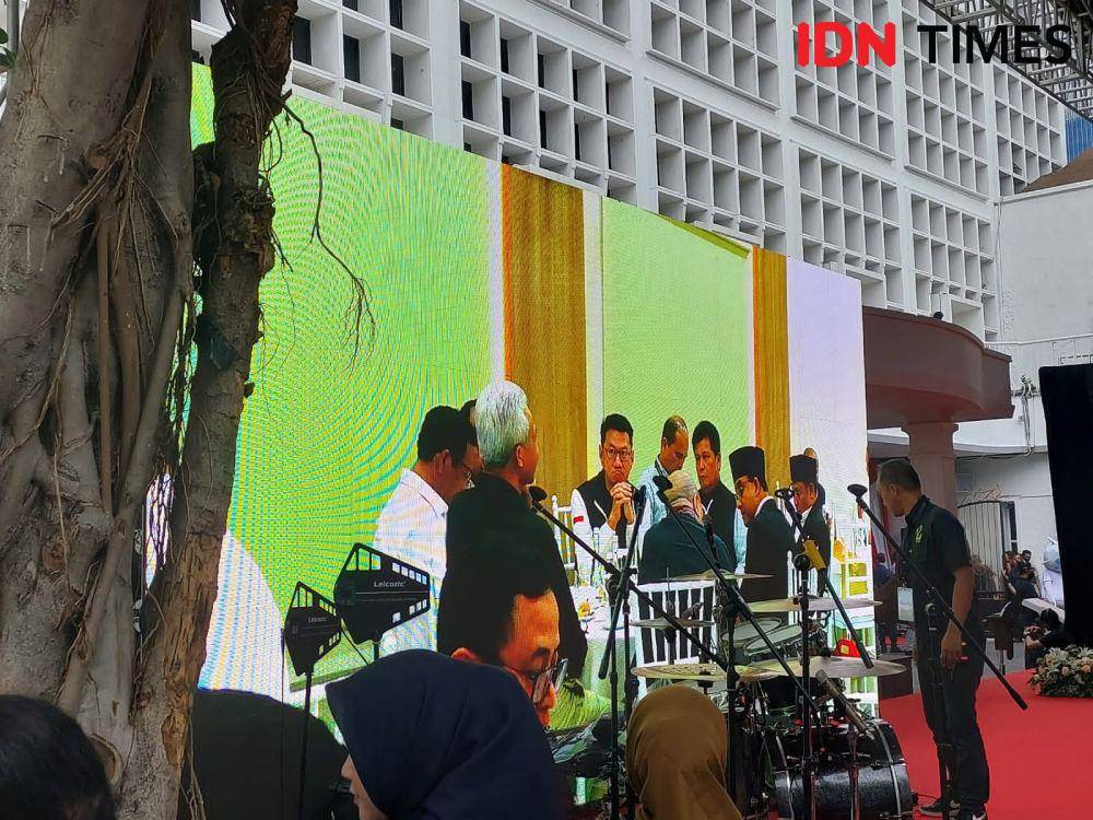 Anies dan Ganjar duduk satu meja di ruang tunggu KPU. (IDN Times/Santi Dewi)