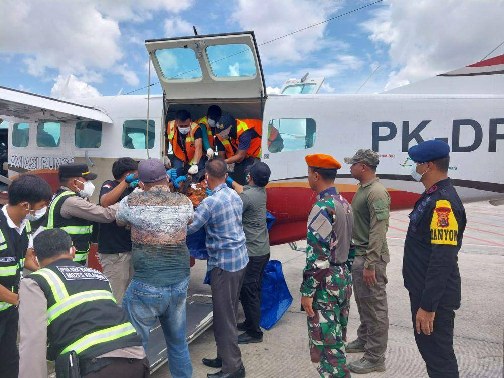Evakuasi jenazah pekerja proyek Puskesmas Beoga Barat korban KKB ke Timika, Papua Tengah. (IDN Times/Istimewa)