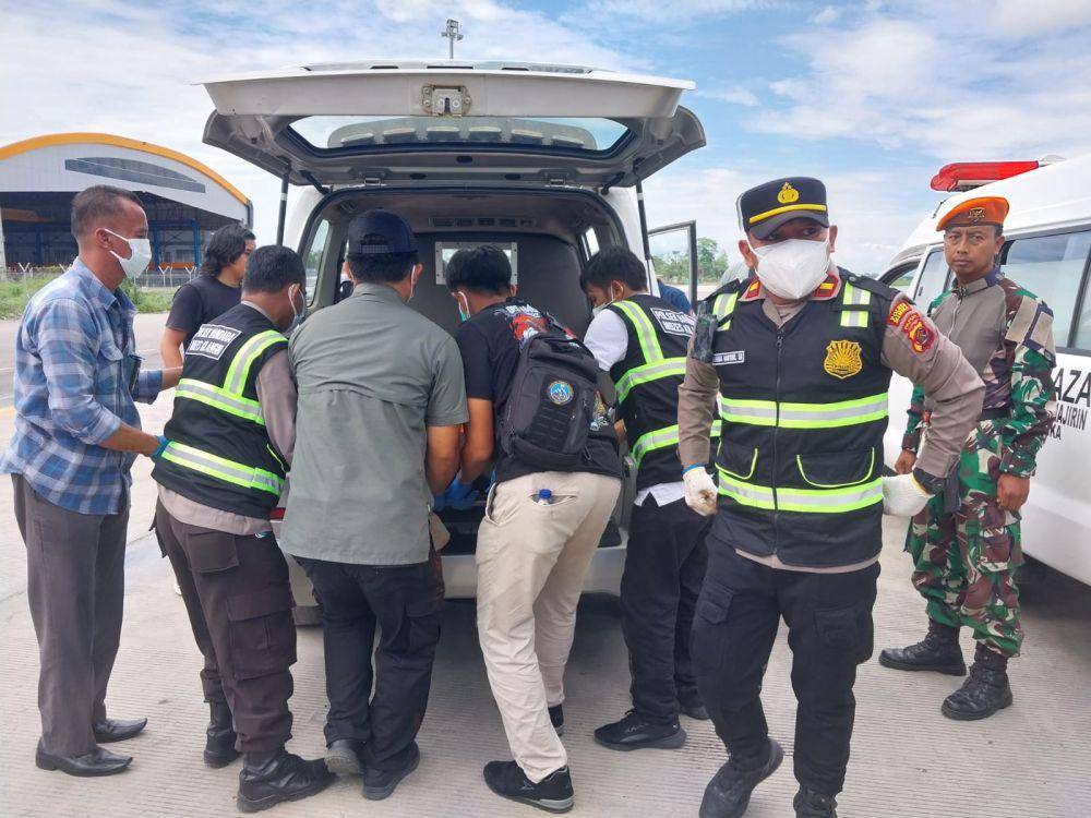 Evakuasi jenazah pekerja proyek Puskesmas Beoga Barat korban KKB ke Timika, Papua Tengah. (IDN Times/Istimewa)