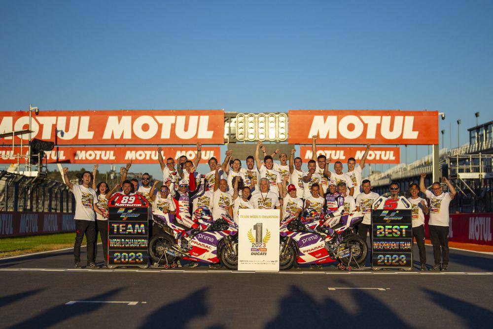 Jorge Martin dan Johann Zarco berfoto bersama kru Pramac Racing saat GP Valencia 2023. (twitter.com/pramacracing)