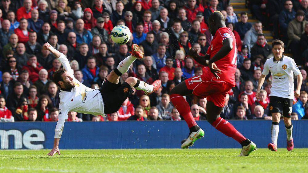 Juan Mata (kiri jersey putih) mencetak gol akrobatik di Anfield. (manutd.com)