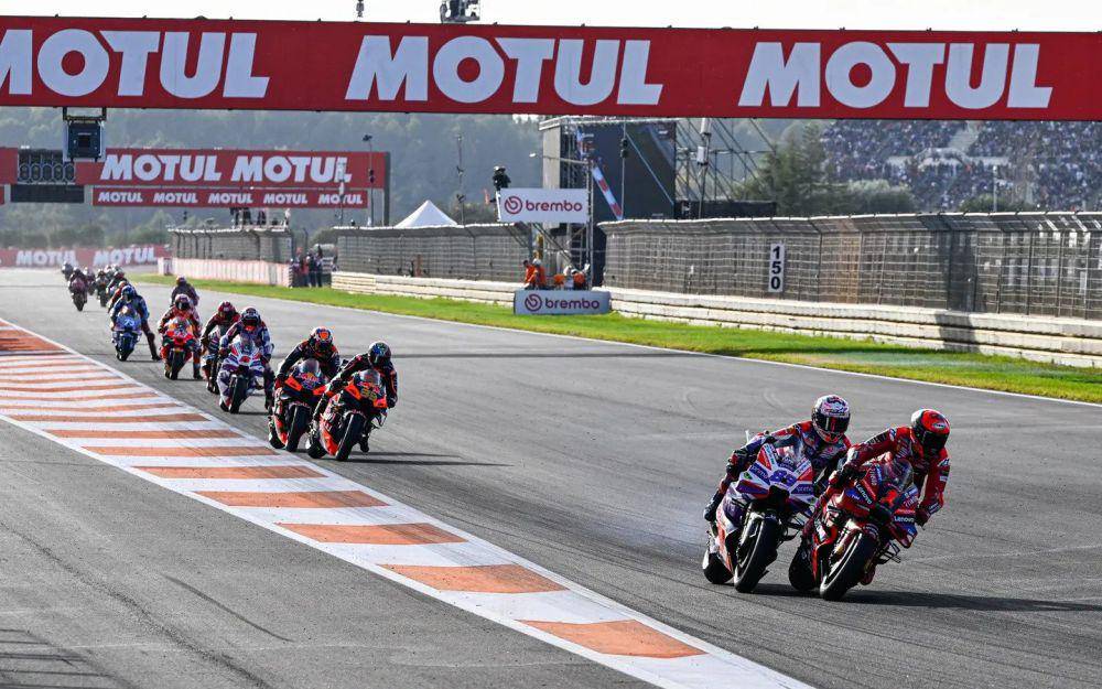 momen saat Jorge Martin berkontak dengan Francesco Bagnaia di main race GP Valencia 2023. (motogp.com)