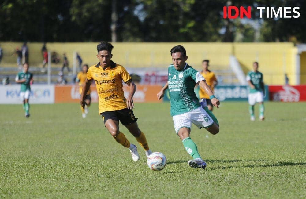 Bek PSMS Derry Rachman saat bersua PSDS (IDN Times/Doni Hermawan)
