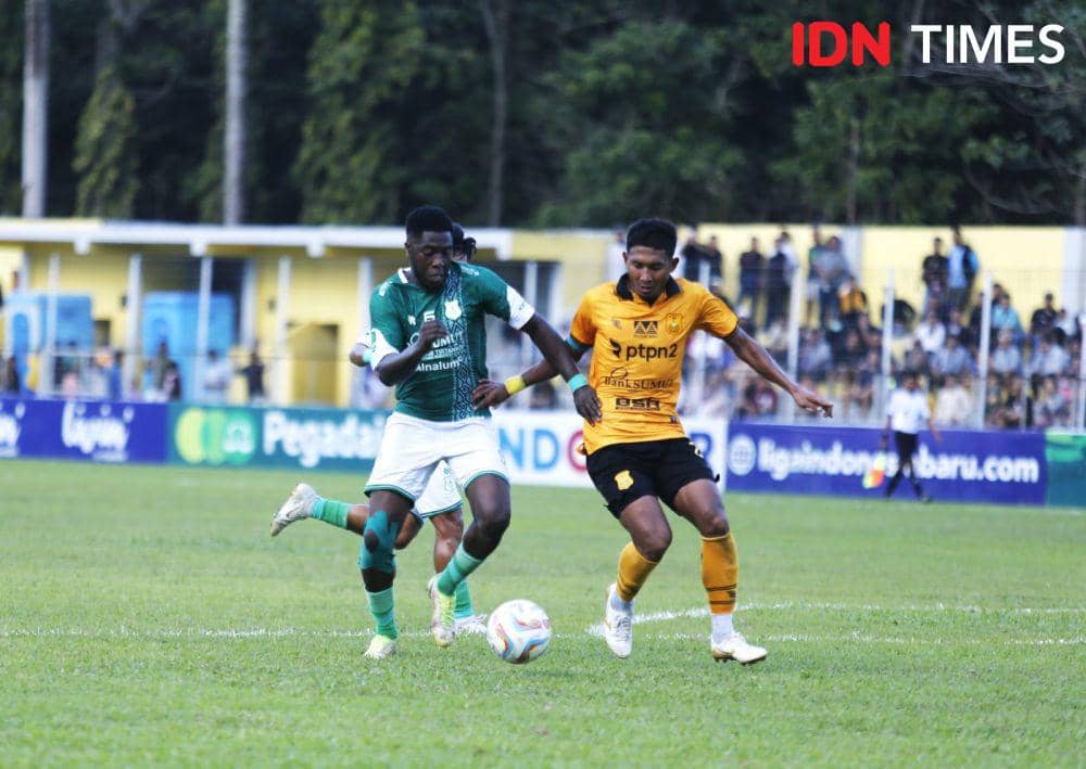 Striker PSMS Jose Valencia berduel dengan bek PSDS Dikky Yudistia (IDN Times/Doni Hermawan)